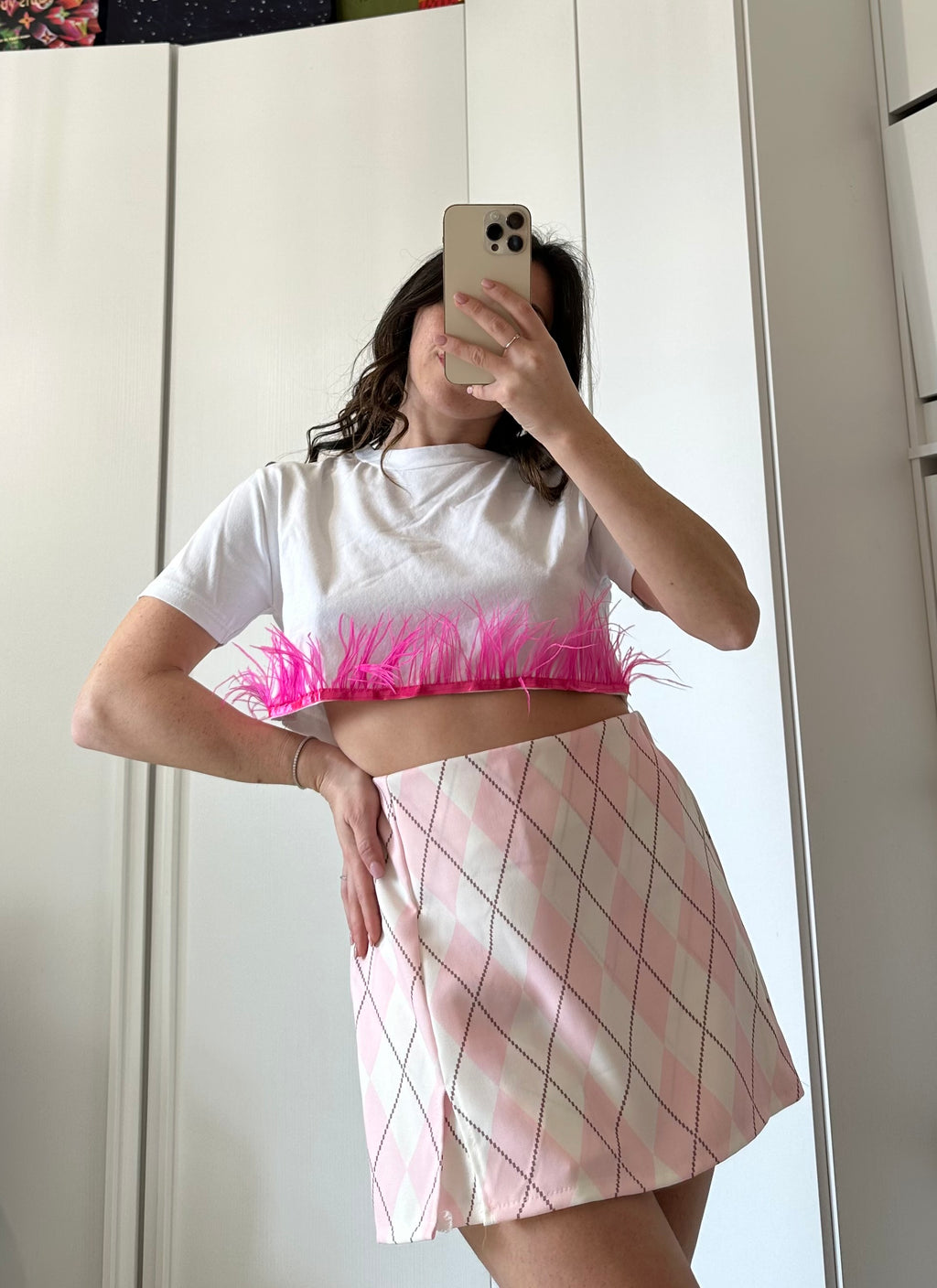 T-Shirt Crop Bianca con Piume Rosa