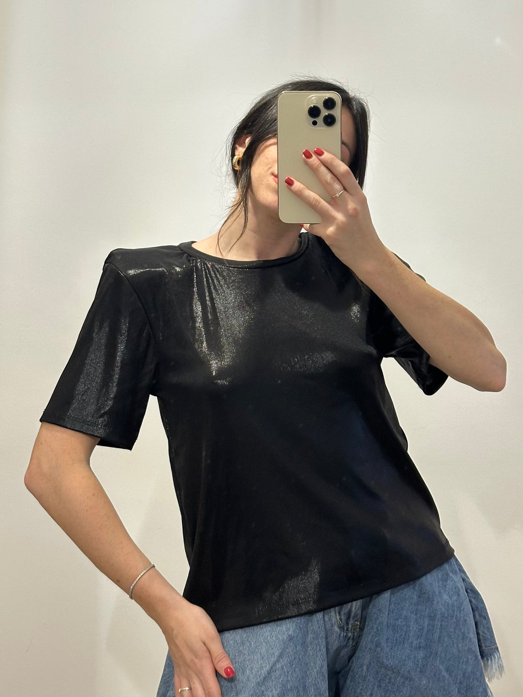 T-Shirt Metallizzata con Spalline – Effetto Glam NERA