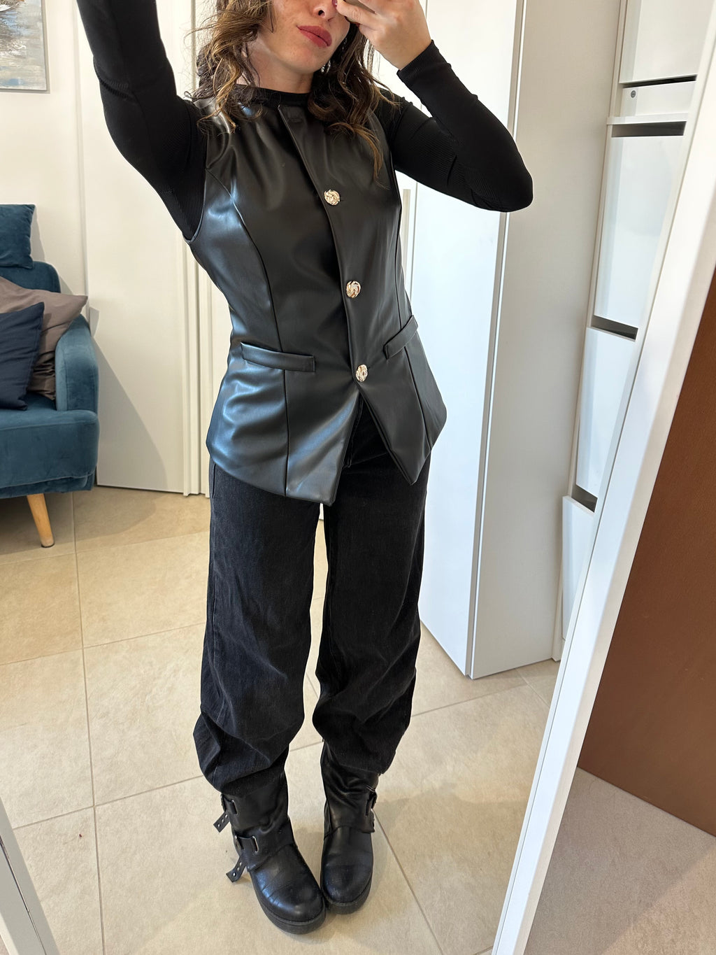 Gilet Ecopelle Nero con Bottoni Gioiello