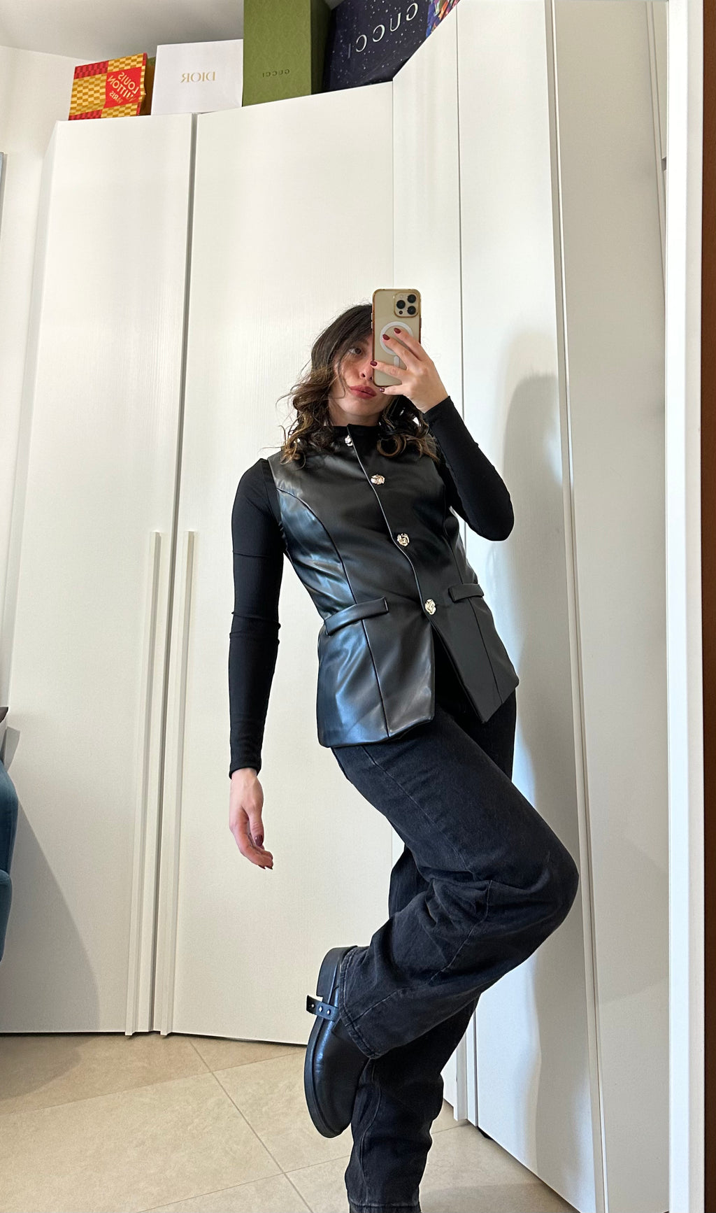 Gilet Ecopelle Nero con Bottoni Gioiello